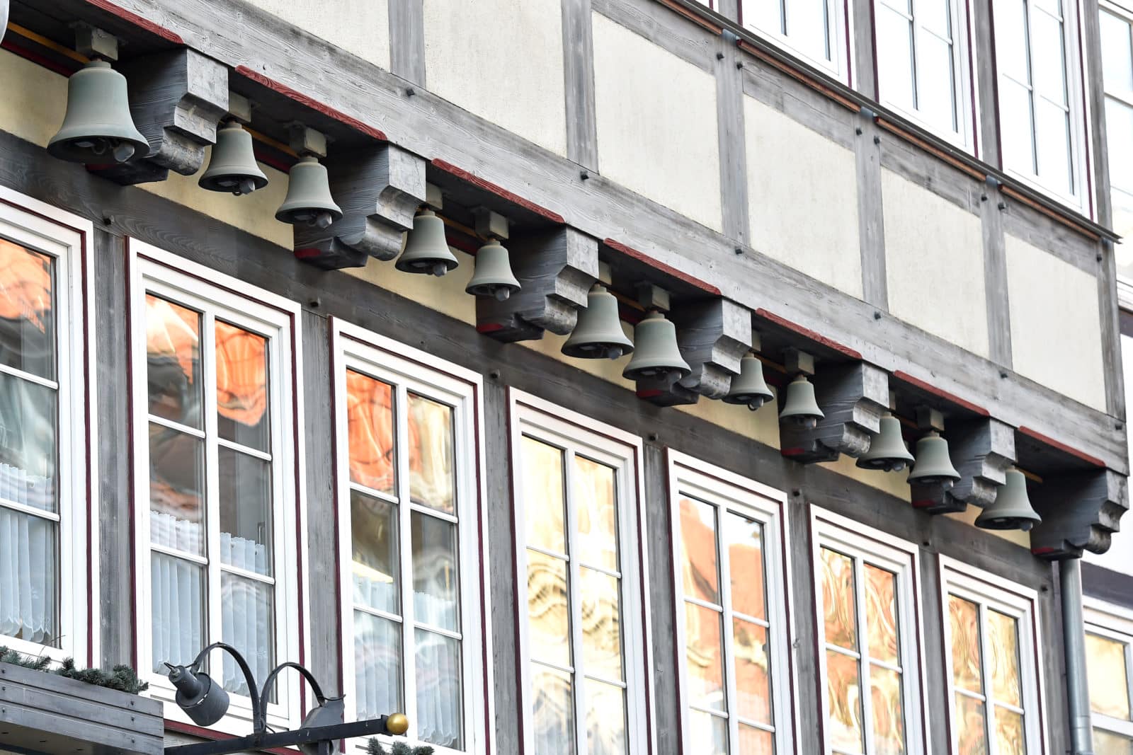 An der Fachwerk-Fassade des Hauses an der Langen Geismarstraße 44 hängen kleine Glocken