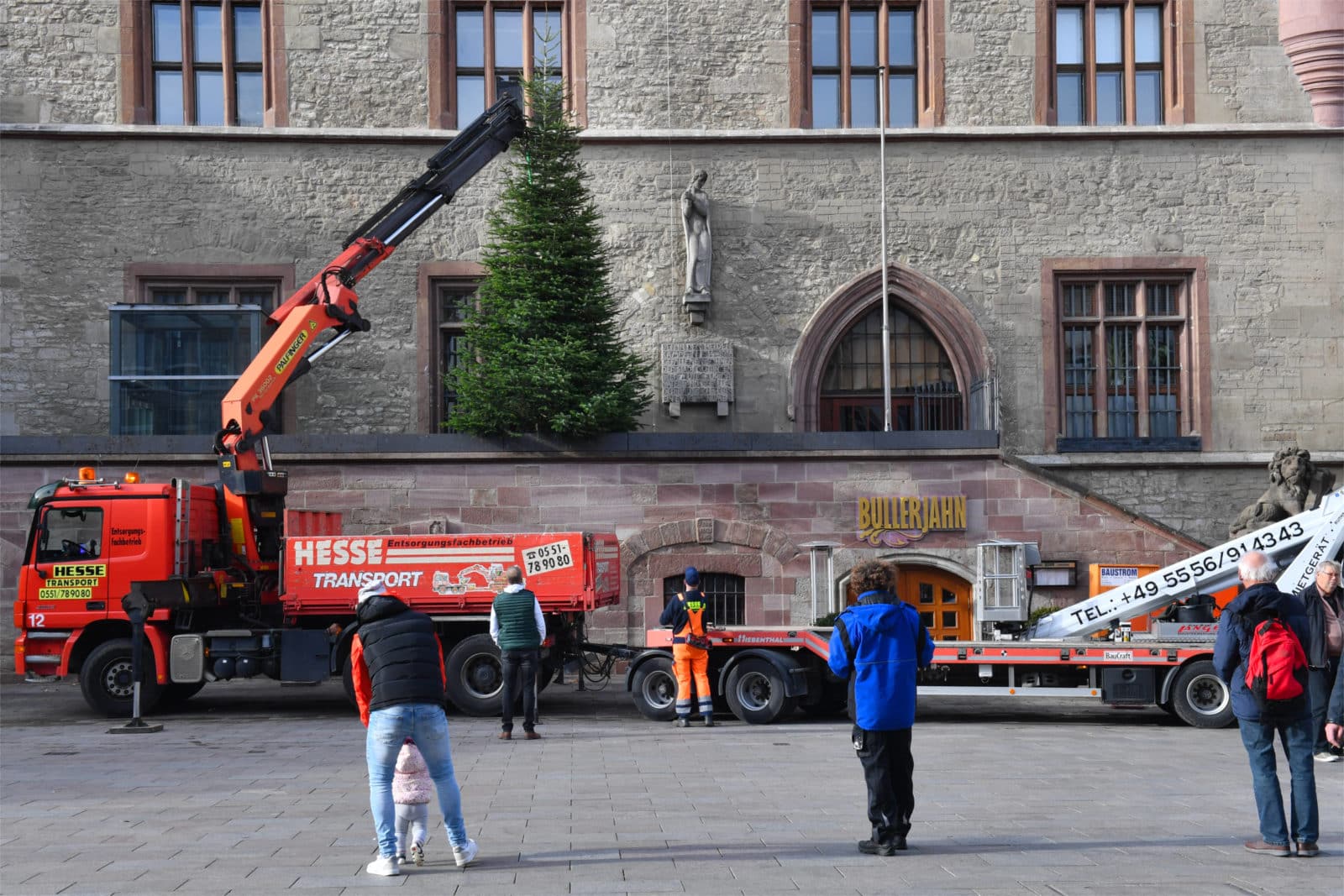 Der Weihnachtsbaum steht wieder vor dem Alten Rathaus Göttingen
