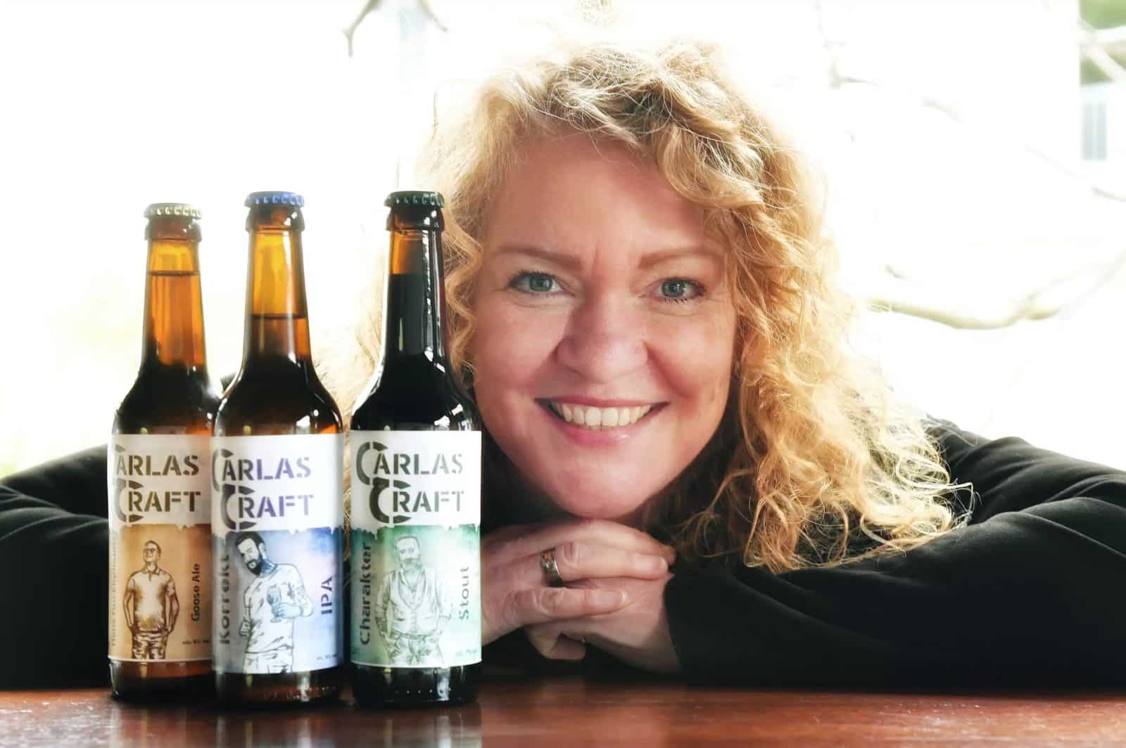 Carla van Gaalen präsentiert drei Craft-Biere in Flaschen.