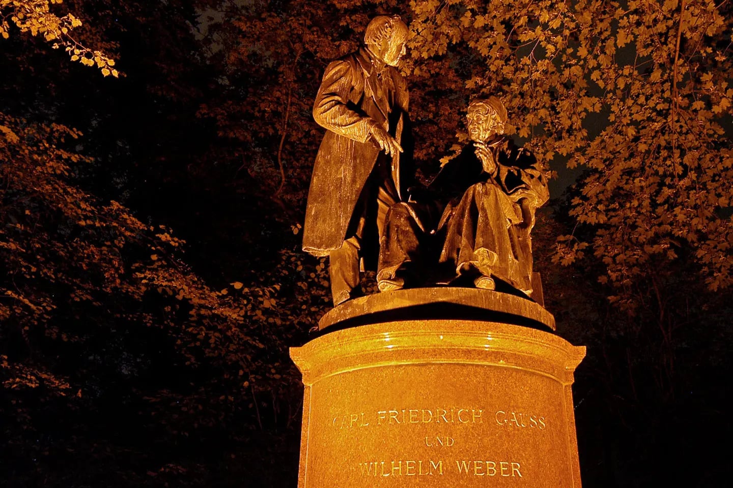 Friedrich Gauß und Wilhelm Weber sind auf dem Denkmal zu erkennen, das nächtlich illuminiert wurde.