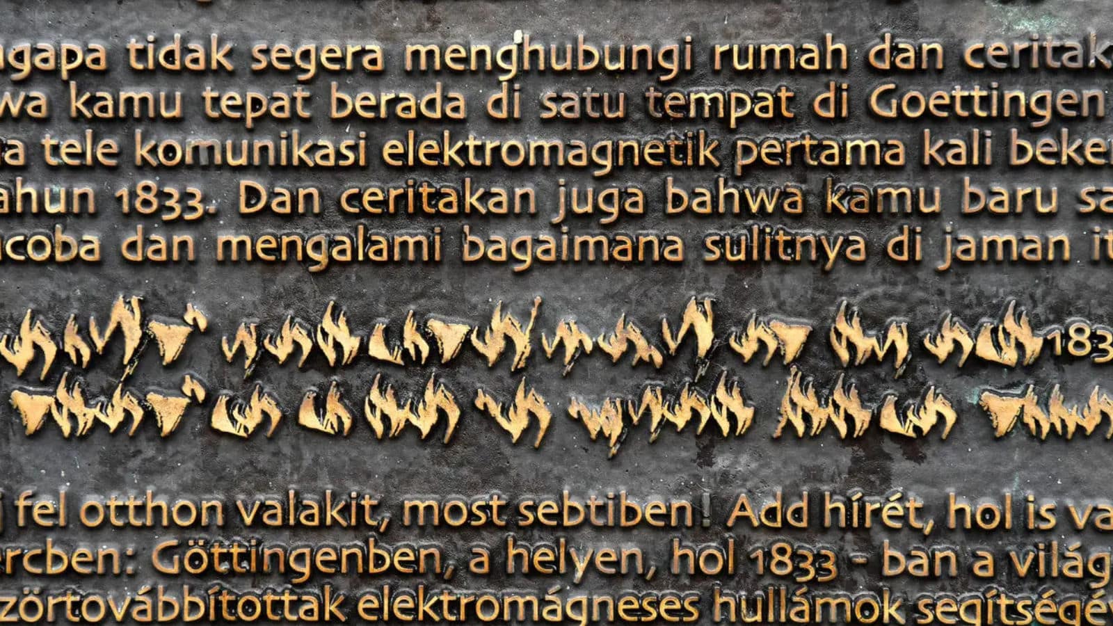 Inschrift der Bronze-Installation auf klingonisch.
