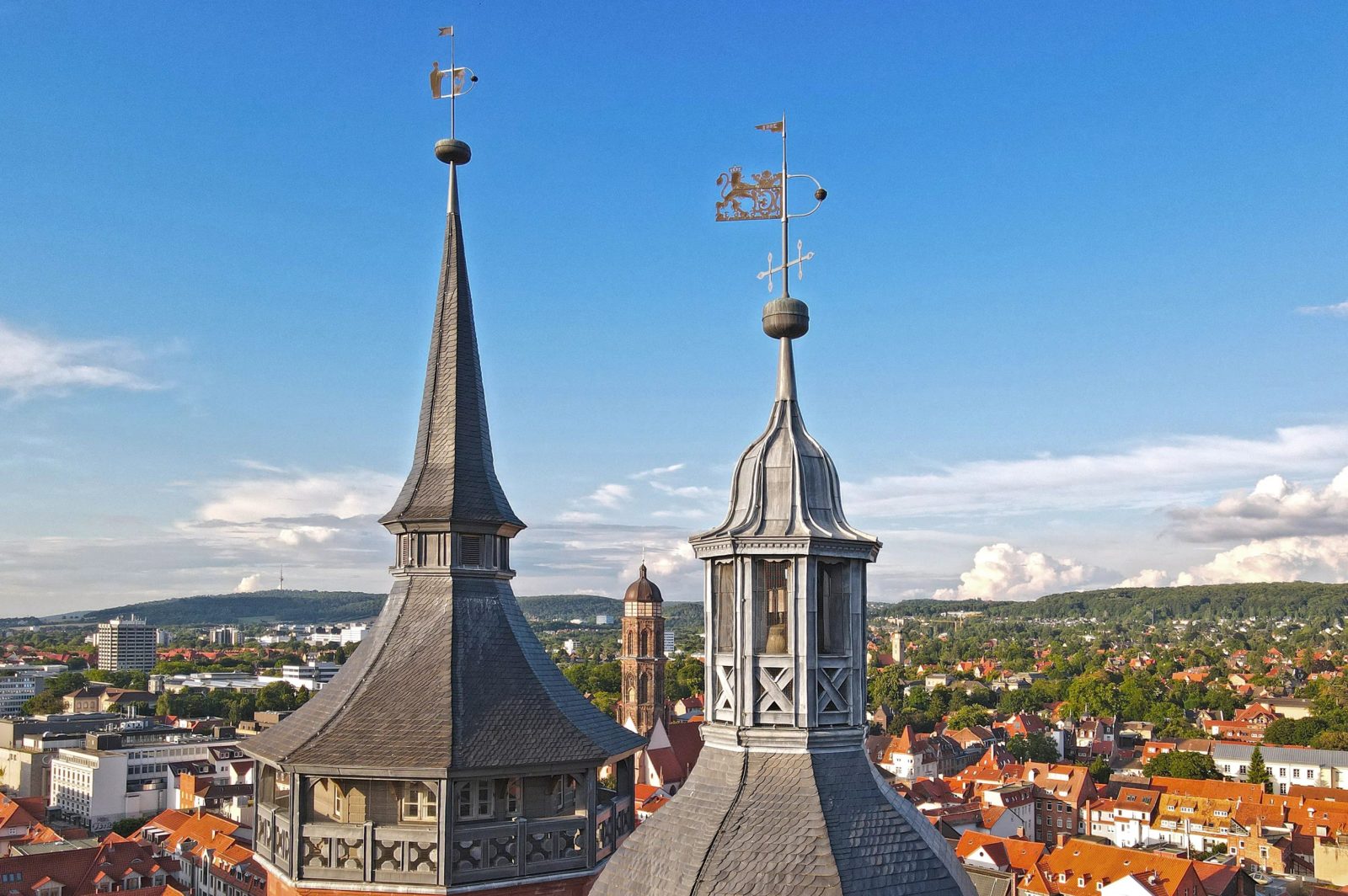 Drohnenaufnahme der beiden Türme von St. Johannis mit der Jacobikirche im Hintergrund