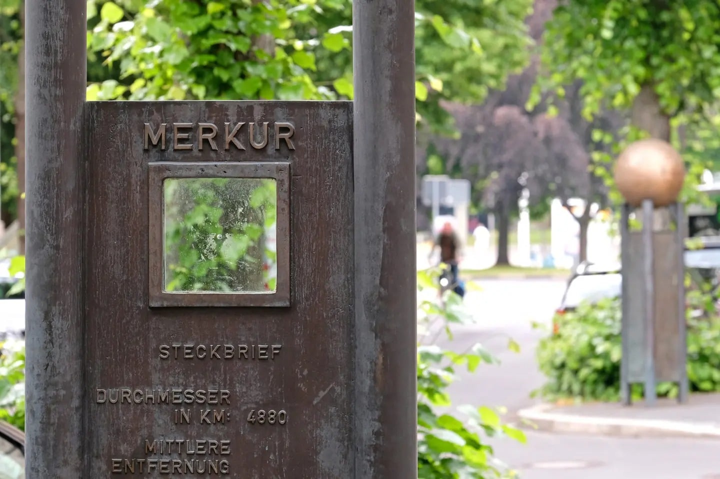 Der Planetenweg in Göttingen. Die Merkur-Stele steht im Vordergrund. Im Hintergrund sieht mann die Sonnen-Stele