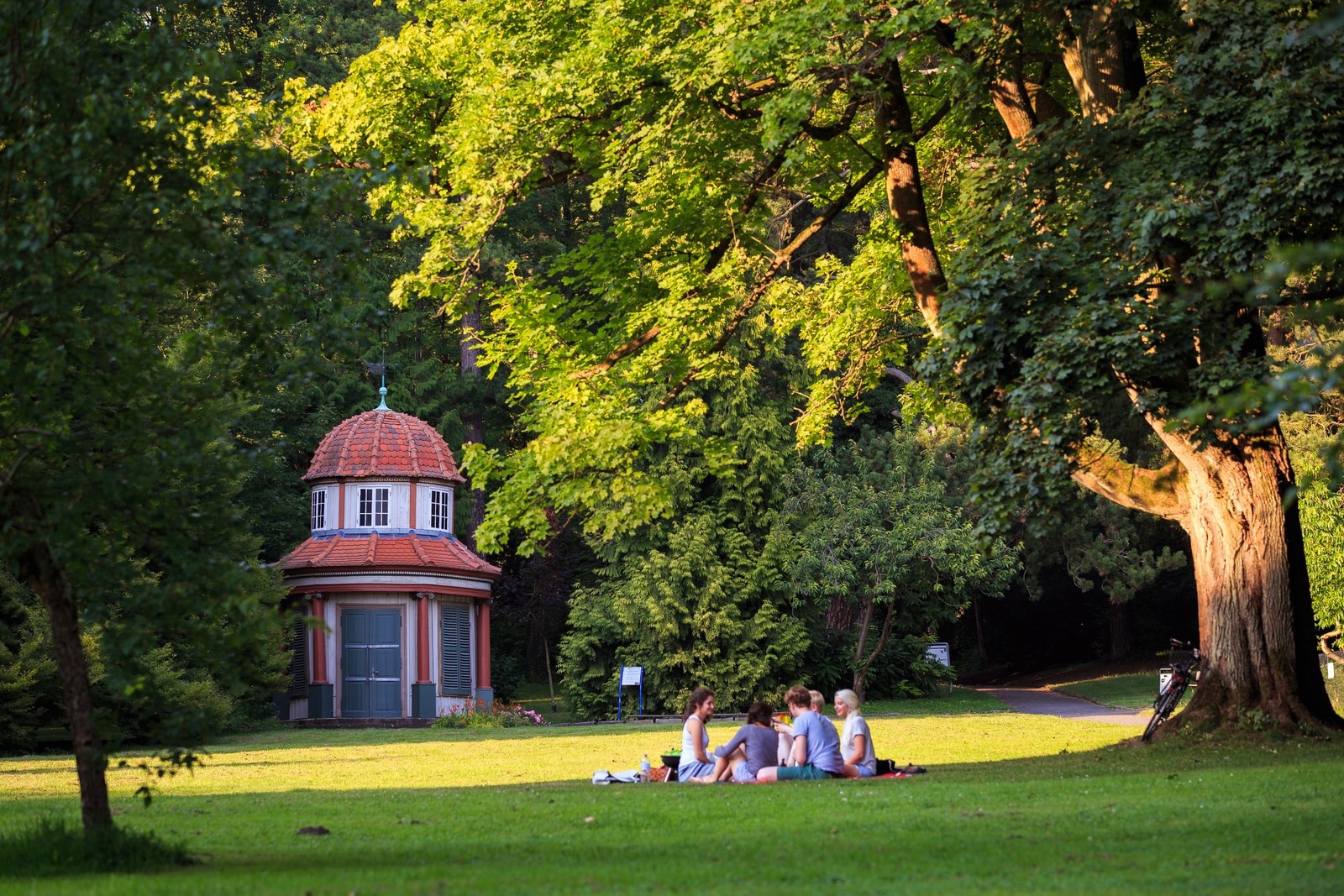 Eine Gruppe von Personen macht vor dem Jerome-Pavillon ein Picknick.