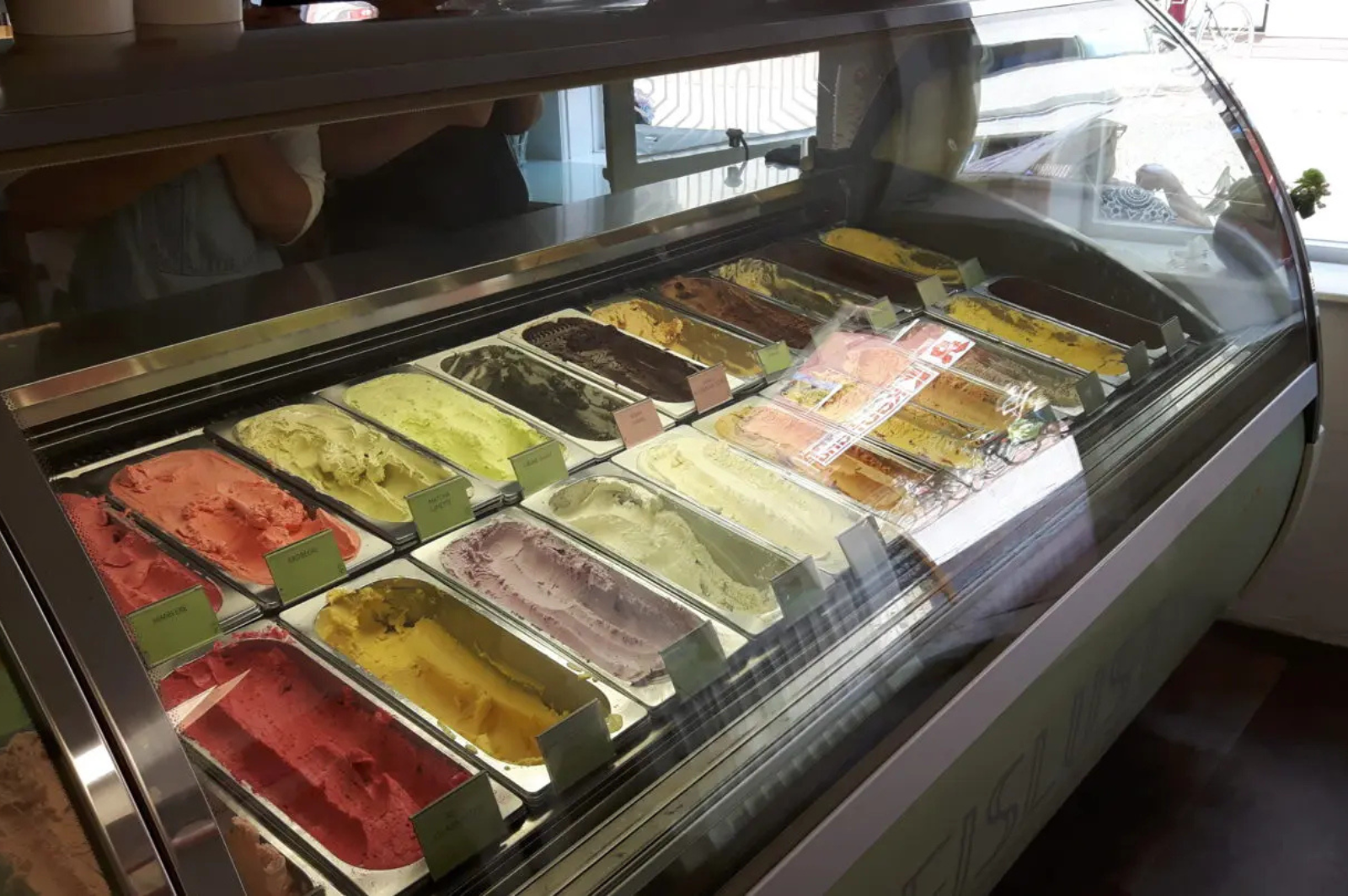 Die verschiedenen bunten Eissorten in der Theke bei Eislust.