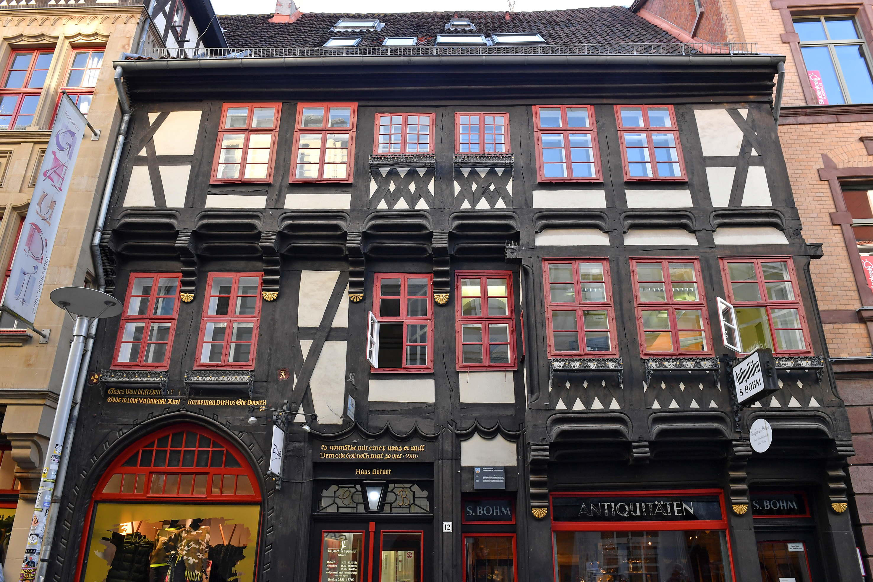 Fotografie des historischen Bornemann-Hauses, ein Fachwerkhaus, gelegen in der Barfüßerstraße 12, Göttingen