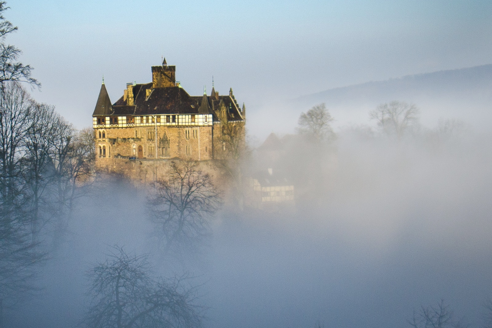 Schloss Berlepsch ist bei tiefhängenden Nebl in einem mysteriösen Licht aufgenommen. Panorama.