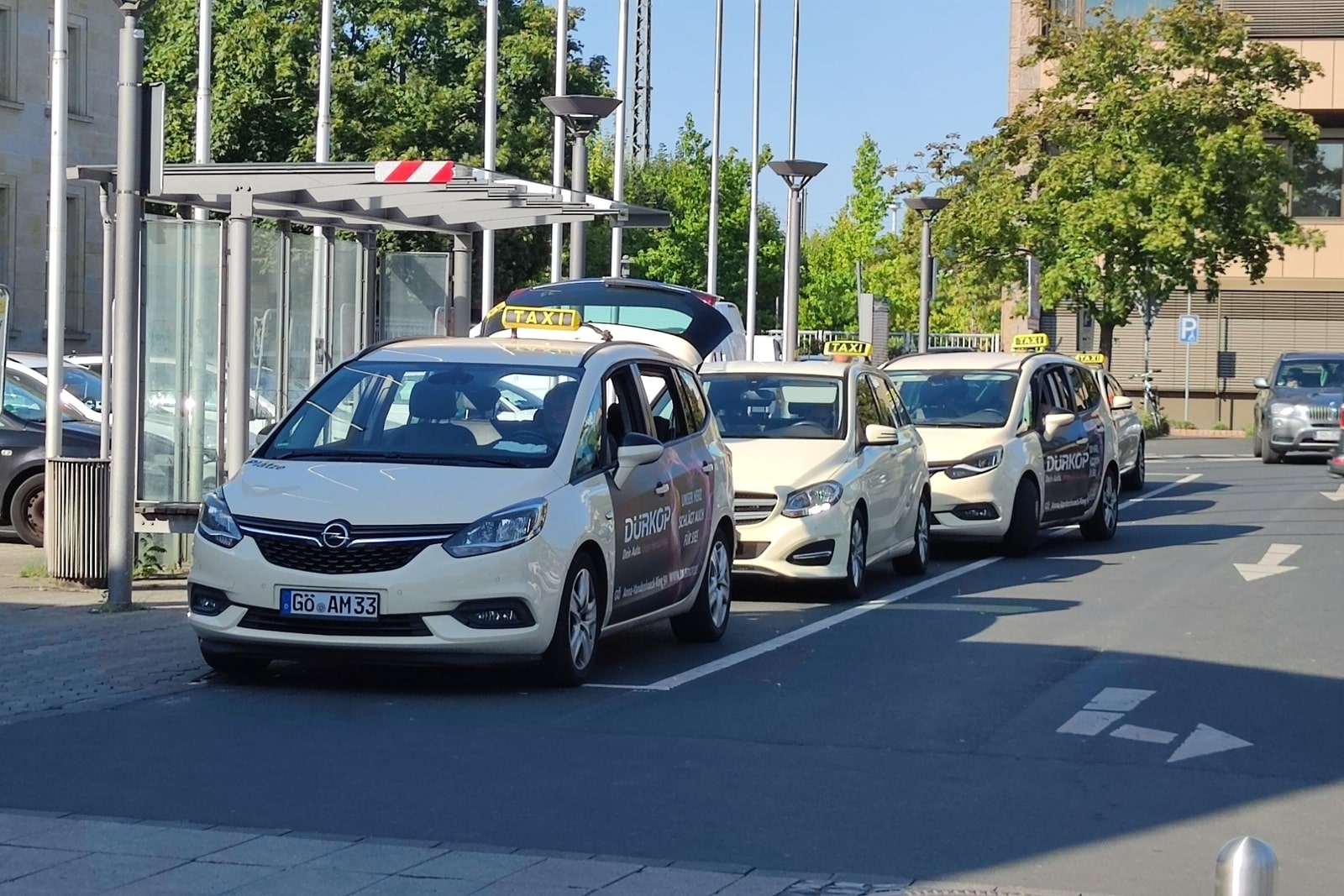 Taxis am Göttinger Bahnhof.